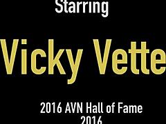 Vicky Vette展示她的舔阴技巧。