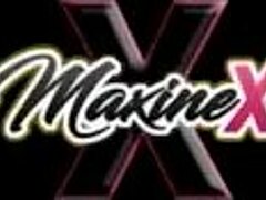 Maxine X得到了一个口交