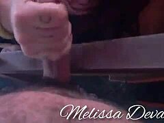 与成熟的Melissa在楼梯上的幽会。