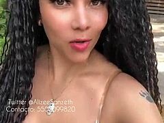 业余熟女Alizee Sanzeth假装性感色情视频